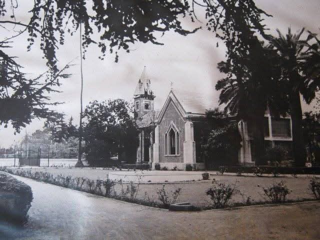 Iglesia antigua en blanco y negro